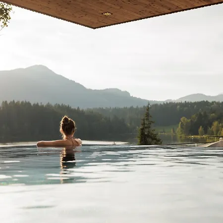 ホテル Alpenhotel Am Schwarzsee キッツビュール